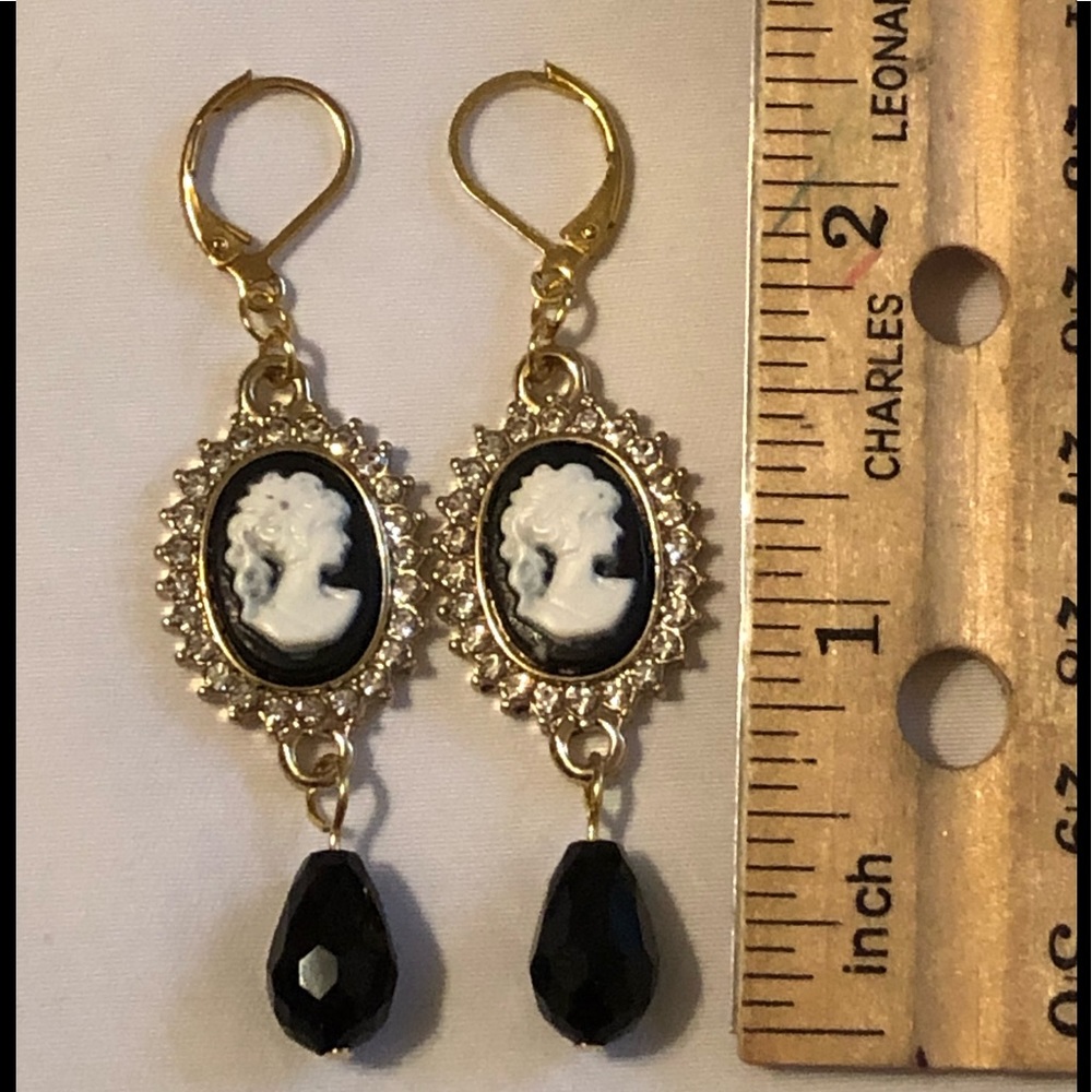 Elegant cameo earrings with black teardrop.